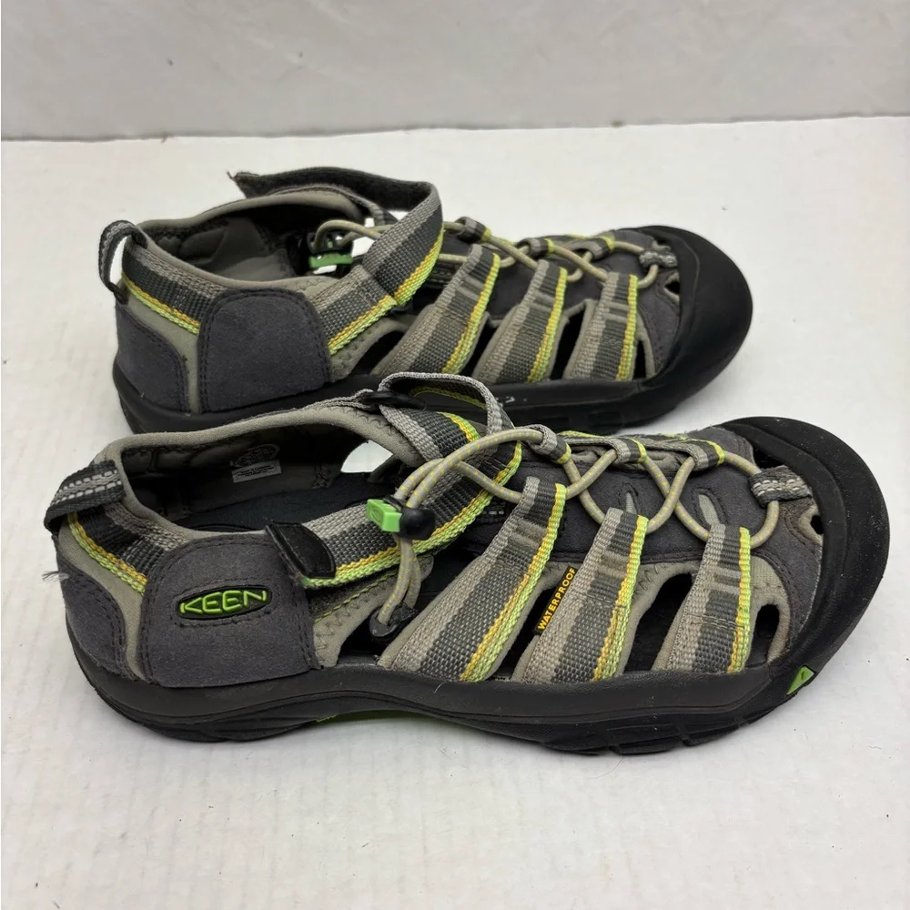 Keen Kids Gray and Lime Outdoor Strappy Sandals, SZ 4 big boy, box 23